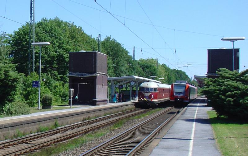 12:14 Uhr Bahnhof Rheda-Wiedenbrck. Gerade kam fr die auf die RB wartenden Reisenden die Lautsprecheransage, dass die RB 4320 nach Dsseldorf ca. 8 Minuten spter eintreffen wrde, da tauchte unangekndigt der WM-VT08 hinter der im Gleis 8 planmssig haltenden RB 39917 nach Bielefeld auf. Den Sonderzug von Celle nach Kln hatte ich noch nicht erwartet, als er sich durch einen lauten Signalton aus Richtung Gtersloh kommend, den Bahnsteigen nherte. Da nun alles sehr schnell gehen musste, fehlt etwas die Bildschrfe.