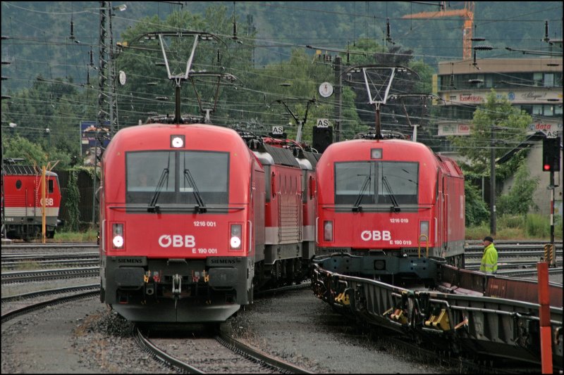 1216 001 (E190 001) erreicht mit einem Lokzug den Bahnhof Kufstein. Auf dem Nebengleis haben 1216 019 (E190 019) und 1216 022 (E190 022) eine leere RoLa bernommen und werden ihn nach Wrgl bringen. (07.07.2008)
