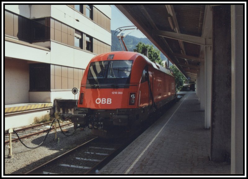 1216 003 steht auf einem Nebengleis im Bahnhof Kufstein.
