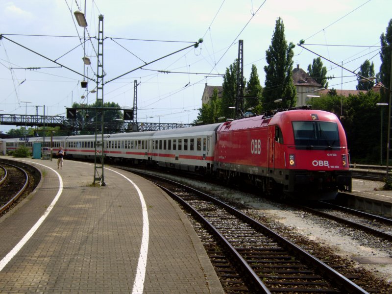 1216 003 war im Sommer 2008 abfahrbereit mit dem IC 119 von Mnster nach Innsbruck in Lindau Hbf anzutreffen.