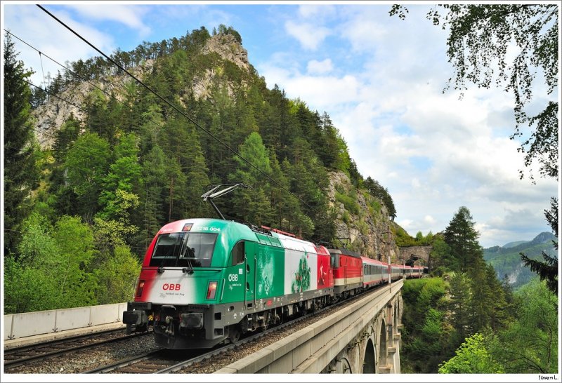 1216 004 (EM-Italien) wurde mit dem OEC 733 zurck nach Krnten berstellt. Breitenstein / Krauselklause Viadukt, 9.5.2009 - Weitwinkelversion.