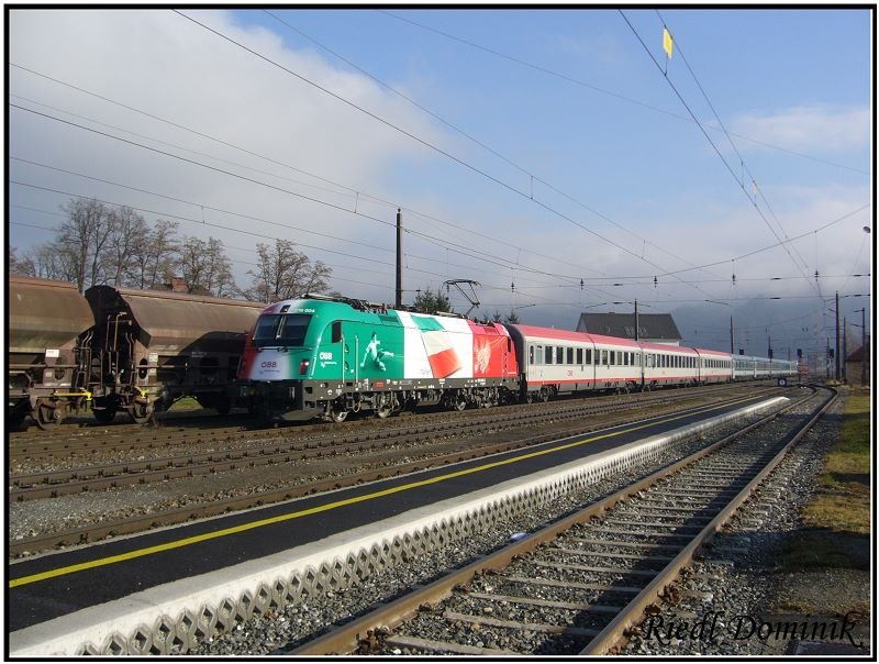 1216 004  Italien  durchfhrt am 2.Dezember 2007 mit dem IC533 den Bahnhof Fentsch-St.Lorenzen. 