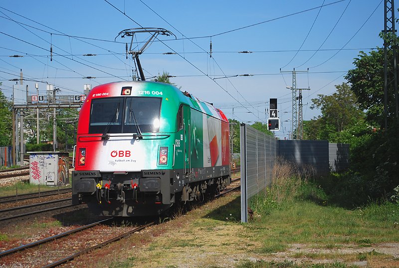 1216 004 wurde soeben von der Railjet Garnitur in Wien Penzing abgekuppelt und befindet sich auf dem Weg als Lokzug nach Wien West. Endlich habe die letzte in meiner Sammlung fehlende EM-Lok  erlegen  knnen. (8.5.2009)