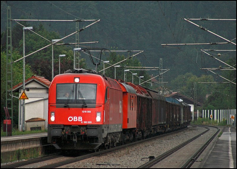 1216 005 (E190 005) durchfhrt Oberaudorf mit einem gemischten Gterzug auf dem Weg von Tirol in Richtung Salzburg. (02.08.2009)
