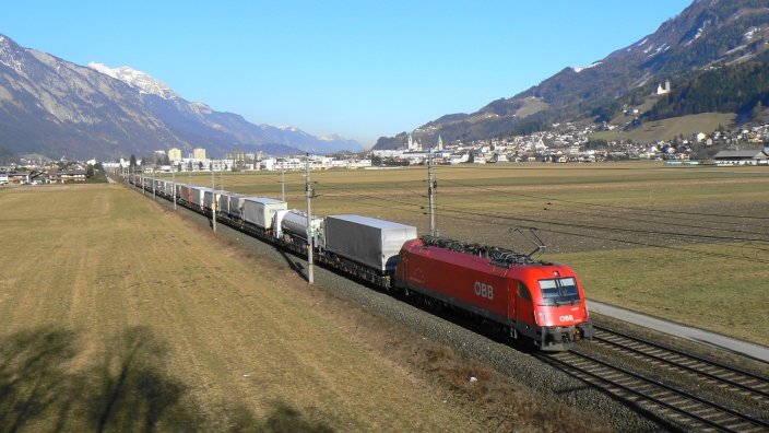 1216 010 mit Gterzug in Schwatz/Inntal. (Mrz 2008)