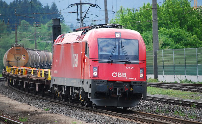 1216 014 befrdert einen gemischten Gterzug Richtung Kufstein (Brixlegg, 13.5.2009)