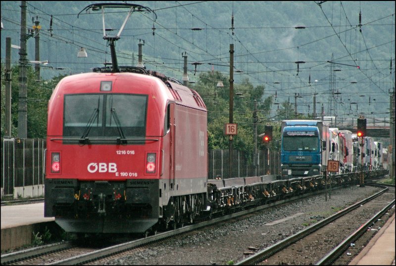 1216 016 (E190 016) rollt am Zugschluss einer RoLa durch das Inntal in Richtung Wrgl. (07.07.2008)
