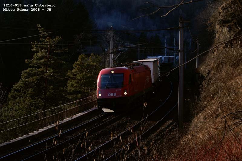 1216-018 bringt mit 1144 einen Containerzug auf den Brenner. Mitte Feber 2008 kHds