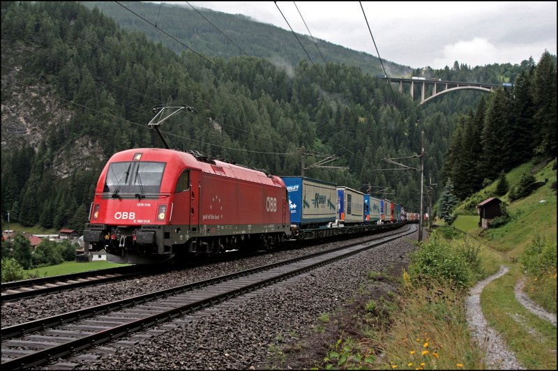 1216 018 (E190 018) schleppt eine RoLa bei St.Jodok die Steigung hinauf zum Terminal Brennersee.
