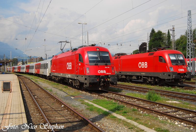 1216 019-0 sowie 1116 055-3 warten mit ihren REX-Garnituren auf nchste Einstze,Villach Hbf. (sterreichurlaub 10.8.09)