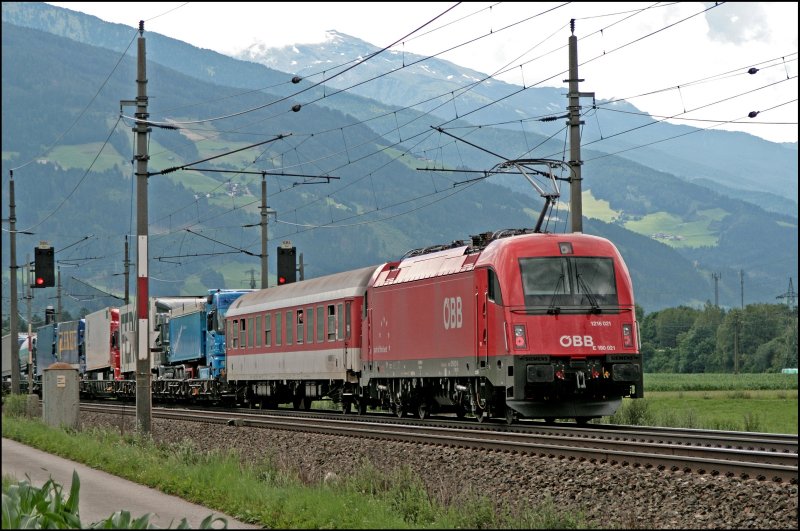 1216 021 (E190 021) schiebt eine RoLa zum Brennersee. (08.07.2008)