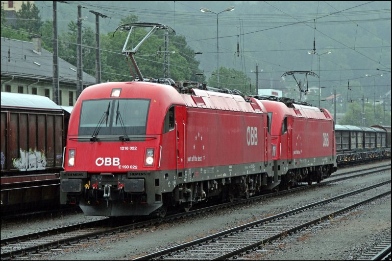 1216 022 (E190 022) (9181 1216 022-4) und 1216 019 (E190 019) (9181 1216 019-0) werden gleich die leeren RoLa-Waggons nach Wrgl bringen. (07.07.2008)
