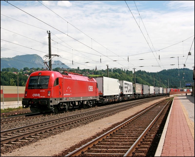 1216 023 (E190 023) bringt wieder eine volle RoLa zum Brennersee. In Kundl hat sie erst wenige Kilometer ihrer Reise zurckgelegt. (05.07.2008)
