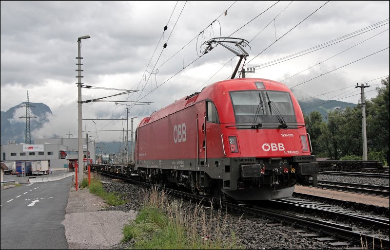 1216 023 (E190 023) erreicht mit einer Rola von Brennersee das Terminal Wrgl Sd. (04.07.2008)