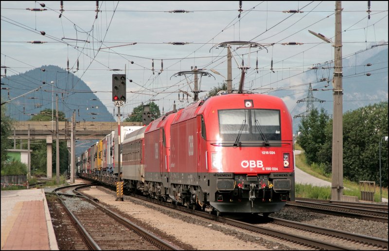 1216 024 (E190 024) und eine Schwesterlok sind mit einer RoLa von Trento komment auf dem Weg zum Terminal Wrgl. Aufgenommen bei der Durchfahrt am Morgen des 05.07.2008 in Kundl.
