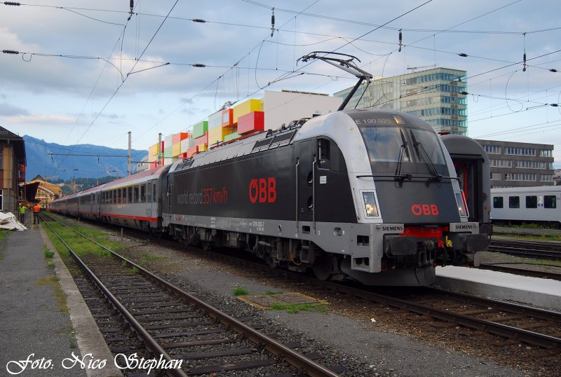 1216 025-7 steht abfahrtbereit mit BB IC 543  Alpentransitbrse  Salzburg Hbf. - Wien Westbahnhof im Hbf. von Salzburg (sterreichurlaub 18.08.09)