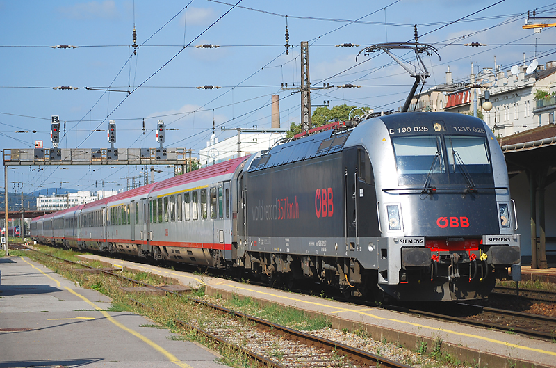 1216 025  World Record  verirrte sich am 18.8.09 wieder einmal in einen Westbahn IC-Umlauf und ist auf dem Bild in Wien Penzing zu sehen