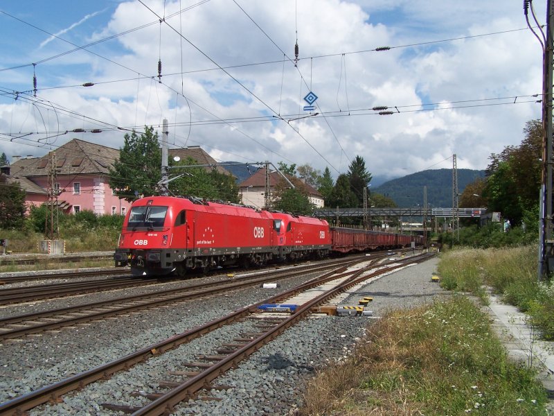 1216 142 mit einer weiteren 1216 am 10.08.2007 mit Gterzug bei Villach Sd am Ende hing noch ein 1116 und schob nach