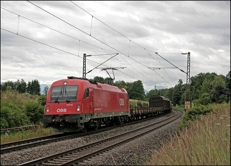 1216 143 ist mit einem G�terzug aus �sterreich auf dem Weg zum Rangierbahnhof M�nchen Nord. (09.07.2008)
