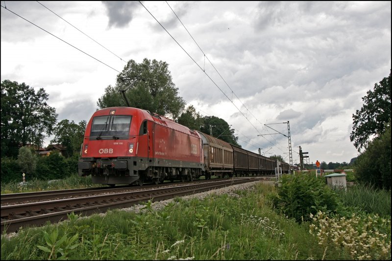 1216 150 ist mit einem langen Gterzug am Haken auf dem Weg nach Salzburg. (09.07.2008)
