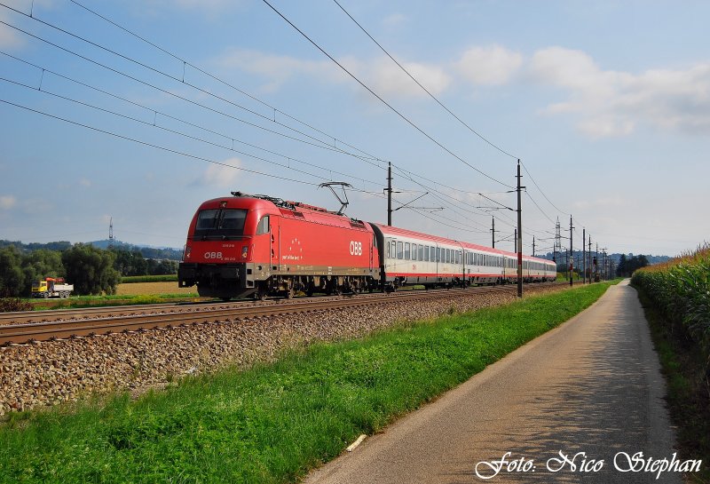 1216 210-5 mit BB IC 544  Schafbergbahn  Wien Westbahnhof - Salzburg Hbf. kurz vor Pasching (sterreichurlaub 18.08.09)