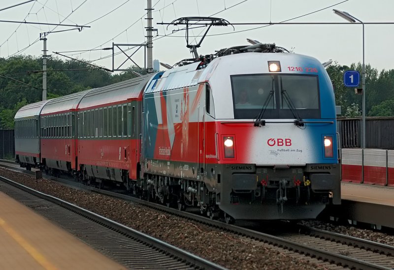 1216 226  EM Tschechien  am Schnellzug D 270 von Wien nach Brno durcheilt die Station Praterkai. Das Foto ist am 21.06.2008 entstanden.