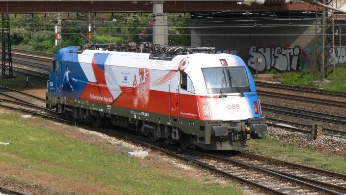 1216 226 (EM Tschechien) am 26.4.2008 in Wien Penzig. Sie rangiert gerade fr die Prsentationsparade.