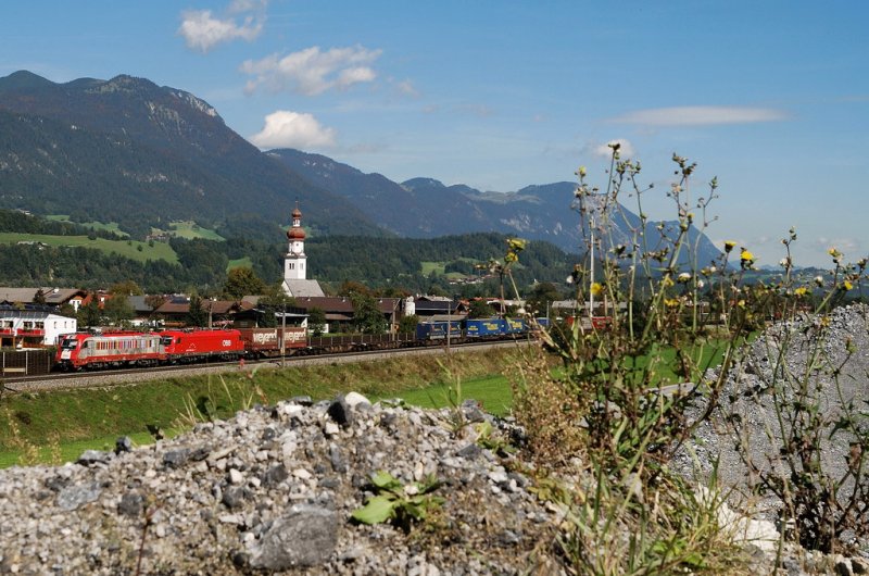1216 226 (Europa) und 1216 013 mit Gterzug vor Brixlegg (20.09.2007)