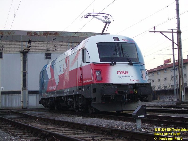 1216 226 in den Farben des EM-Teilnehmers Tschechien ruht sich beim Depot in Buchs SG, von den Strapazen als Zuglok vor dem EC 162  Transalpin  aus.
11.02.08