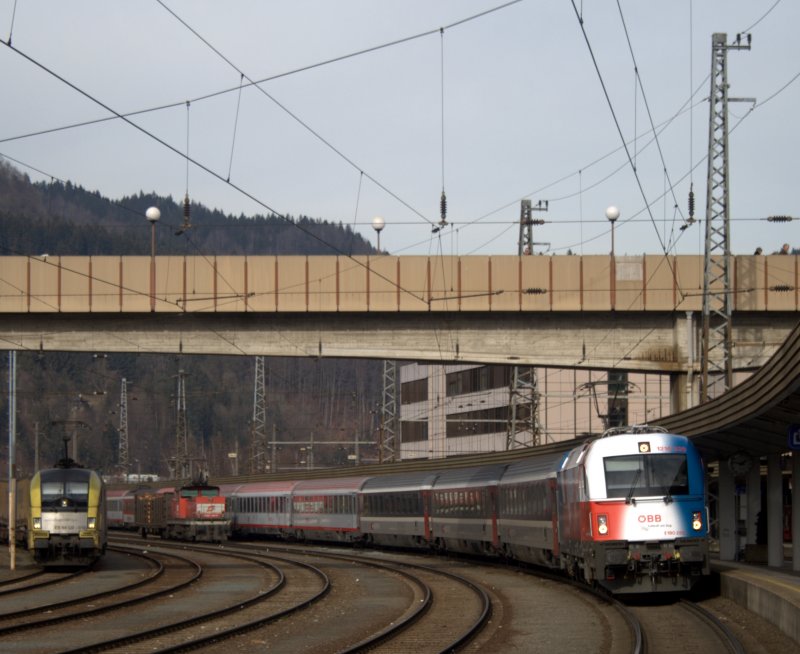 1216 226 hat Heute eine Folie fr Tschechien erhalten. Heute war er am Transalpin, und so konnte ich ihn in Kufstein ablichten.