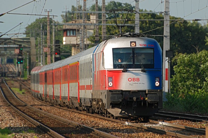 1216 226  Lnderlok Tschechien  vor Eurocity 173  Vindobona , am 10.07.2009 kurz vor Wien Haidestrae.