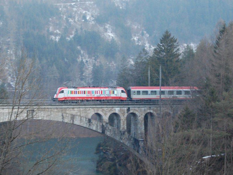 1216 226 mit dem EC 100  Joze Plecnik  beim berqueren der Steyerlingbrcke
zwischen Steyrling und Klaus am 14.01.2008.