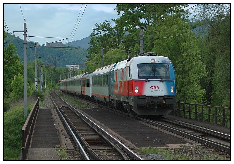 1216 226 (Tschechien) hat am 22.5.2008 in Spielfeld-Stra den OEC 156 „Zagreb“ von Zagreb bernommen und brachte ihn in weiterer Folge nach Wien. Die Aufnahme zeigt den Zug bei der Durchfahrt der Station Kapfenberg-Fachhochschule. 
