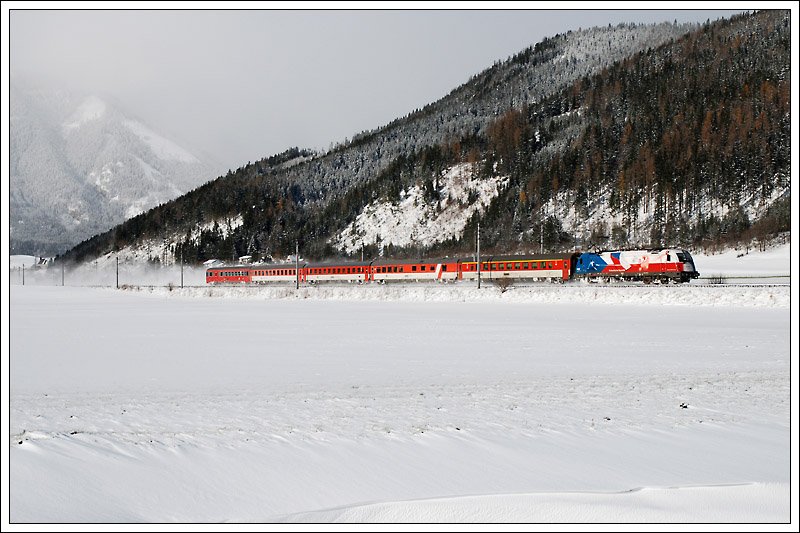 1216 226  Tschechien  war am 23.11.2008 wieder in ihrem Stammumlauf unterwegs. Die Aufnahme aus Seiz in der Obersteiermark zeigt sie mit dem EC 101  Joze Plecnik  von Praha hl.n. nach Ljubljana. Dieser Zug ist in der Form ab Fahrplanwechsel Geschichte.

