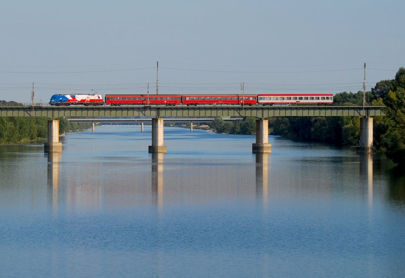 1216 226 berquert mit dem Schnellzug 274 nach Brnn die Brcke ber das Entlastungsgerinne in Wien. Das Foto entstand am 14.08.2008.