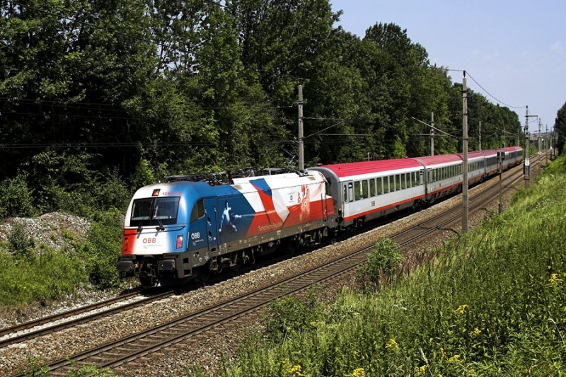 1216 226 war am 02.08.2009 endlich mal wieder auf der Westbahn nach Salzburg unterwegs. Grund genug, auf ihn in Oberhofen zu warten.