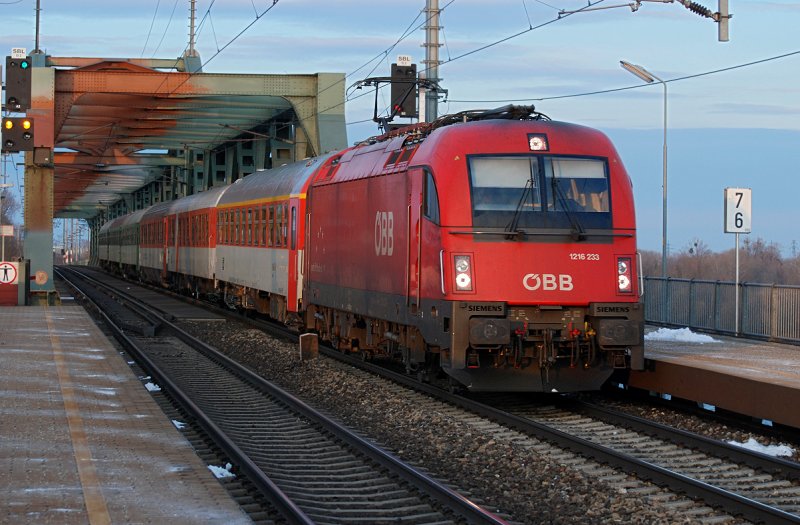 1216 233 am Eurocity 75  Zdeněk Fibich  von Praha-Hole�ovice nach Wien S�dbahnhof (Ostseite) wird in wenigen Minuten den Zugendbahnhof erreichen. Das Foto entstand am 19.02.2009 in Wien am Praterkai.