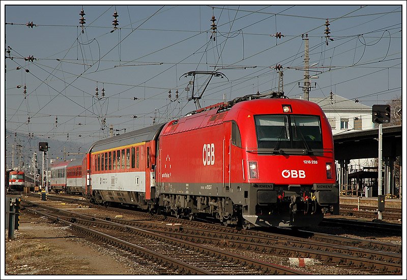 1216 233 mit dem EC 101 „Joze Plecnik“ von Praha hl.n. (Prag) nach Ljubljana (Laibach) am 26.2.2008 mit 17 Minuten Versptung bei der Ausfahrt aus dem Grazer Hauptbahnhof. Dieser Zug, sowie auch EC 100 in die Gegenrichtung, sollen ab Fahrplanwechsel im Dezember 2008 eingestellt werden.