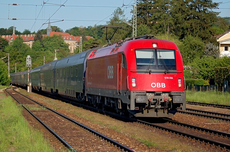 1216 233 mit Euronight 467  Wiener Walzer  von Zuerich nach Budapest am 12.05.2008 in Tullnerbach-Pressbaum, wenige Kilometer vor Wien Westbahnhof.