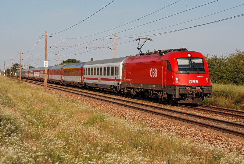 1216 233 vor Eurocity 173  Vindobona  nach Wien Sdbahnhof (Ostseite). Helmahof, am 15.08.2009.