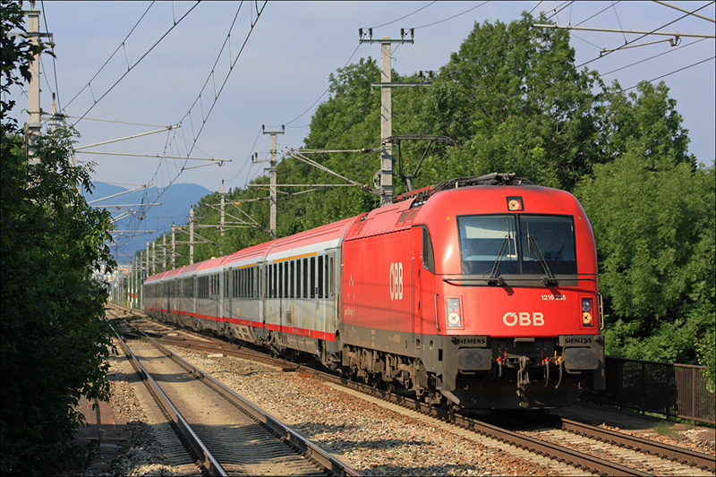 1216 235 am 4. Juli 2009 mit dem OEC 532 aus Villach nach Wien Sdbahnhof whrend des Durchfahrens der Haltestelle Wien Hetzendorf.