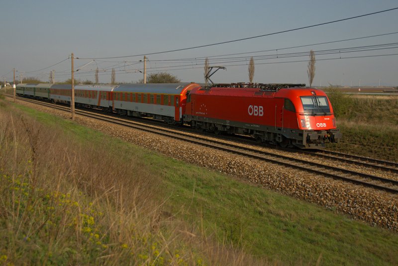 1216 235 brachte am 08.04.2009 den EC 75  Zdenek Fibich  von Prag nach Wien. Die Aufnahme entstand zwischen der Haltestelle Helmahof und Deutsch Wagram.