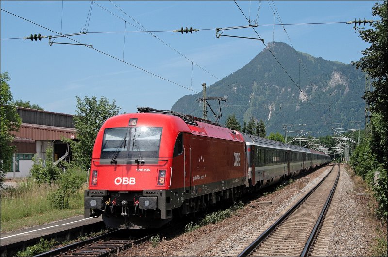 1216 236 schleppt den OEC 162  TRANSALPIN  durch den Bahnhof Oberaudorf Richtung Kufstein. (03.07.2008)
