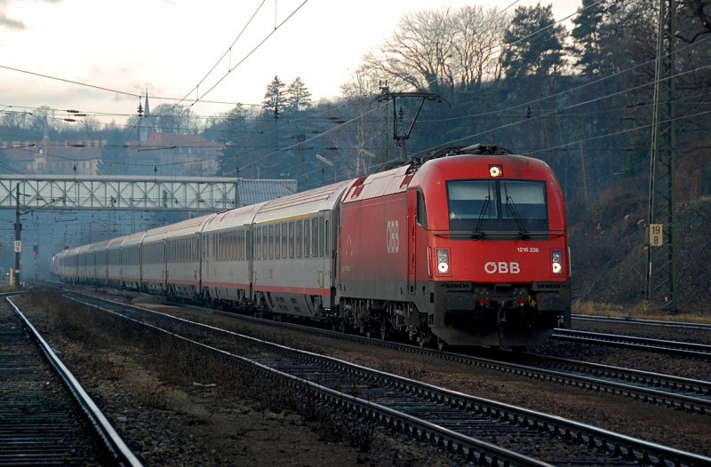 1216 238 vor mir unbekanntem Zug bei der Durchfahrt am 06.12.2008 um 09:27 in Tullnerbach-Pressbaum.