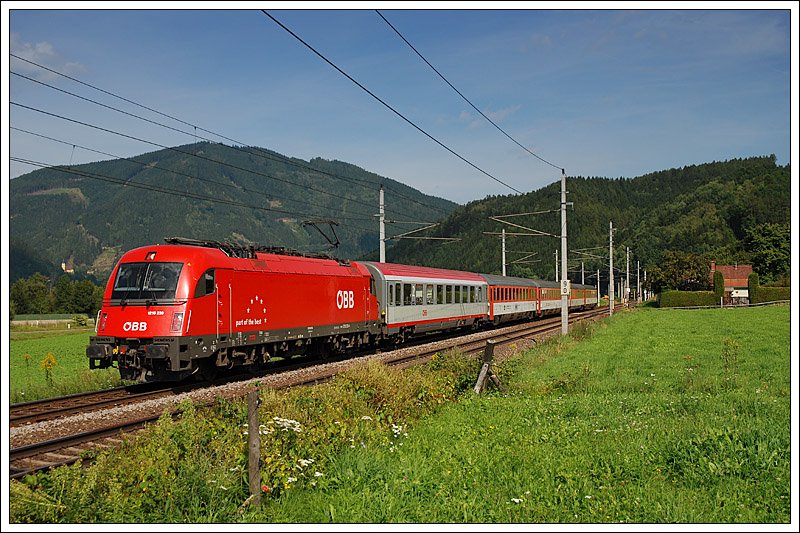 1216 239 hat am 29.8.2008 in Spielfeld-Stra EC 100 (Laibach-Prag) bernommen. Die Aufnahme entstand kurz vor Niklasdorf.