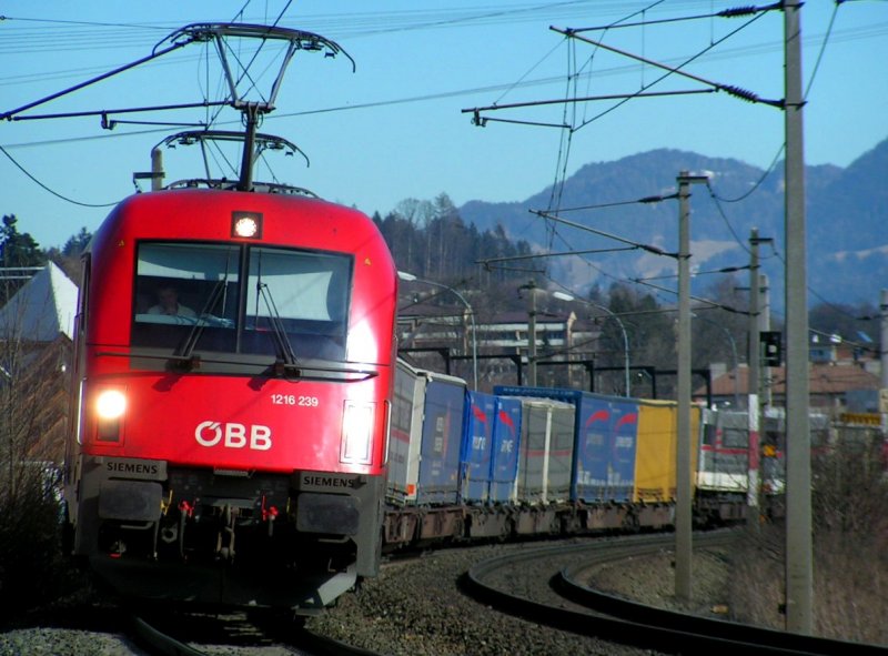 1216 239 sowie ein zweiter  Ochse  ziehen einen Zug mit WAB´s Richtung Innsbruck; 080220