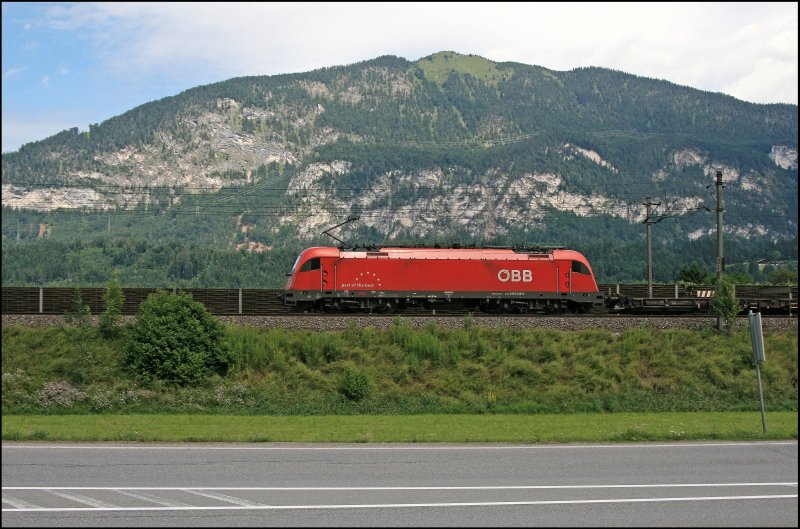 1216 240 (9181 1216 240-2) schleppt eine RoLa durch das Inntal zum Terminal Brennersee. (05.07.2008)

