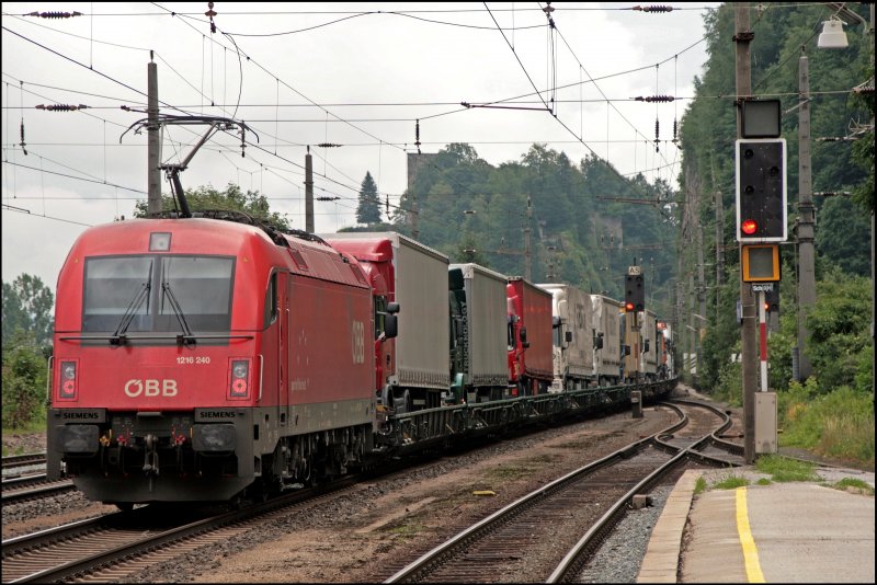 1216 240 besitzt schon st�rkere Gebrauchsspuren als sie am Zugende einer RoLa nach W�rgl h�ngt. (08.07.2008)
