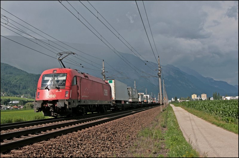 1216 240 flchtet vor den dunklen Wolken mit einer RoLa am Haken zum Brennersee. (08.07.2008)
