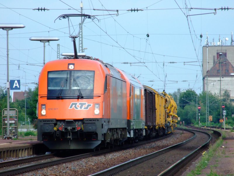 1216 901 und Hercules, beide von RTS am 16.08.2008 mit Bauzug bei der Durchfahrt durch Straubing.